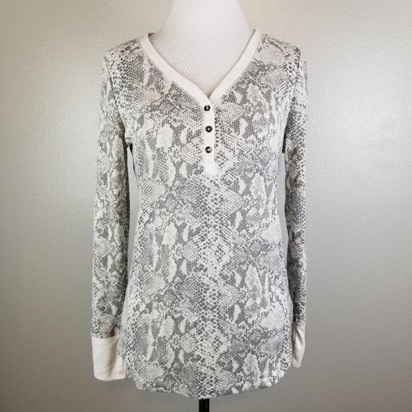 Time & Tru Gray Snakeskin Thermal Tee Size Small - Picture 3 of 9